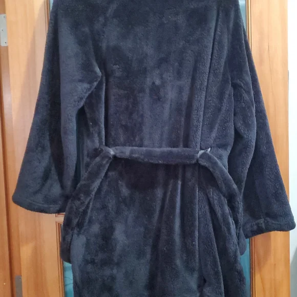 Victoria's Secret Plush Black Robe - Picture 3 of 6